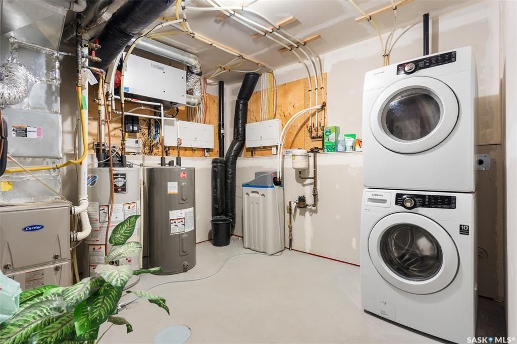 Stonebridge小区近1410尺错层独立屋出售，5房3卫，半地下室带合法出租2房1厅1厨1卫分电表，独立出入独立洗衣烘干，独立热水器。高档装修，连房加大尺寸双车库，双层露台。后院私密性好没有邻居相连。主层挑高顶，木地板，枫木橱柜，大厨房带独立角柜，主卧带独立洗手间和步入衣柜 - 29