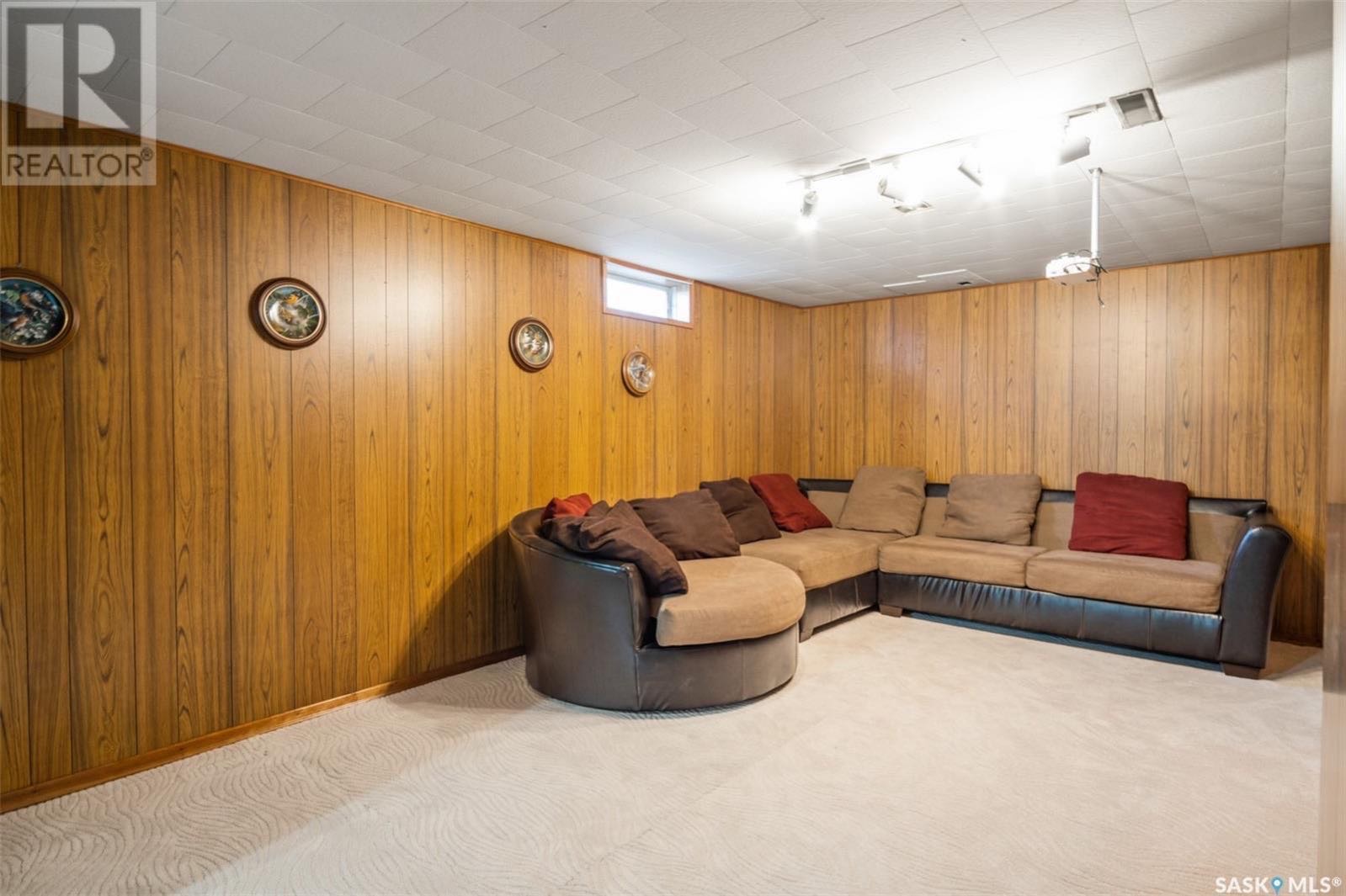 GREYSTONE HEIGHTS小区最佳位置大地块，步行至小学，公园，8街购物，近大学。1556尺3房3卫2书房独立屋出售，房子总占地7569尺。背靠小学公园，出行便利，生活设施齐全。一楼全实木地板，宽敞大客厅，厨房有充足的储物空间。大尺寸卧室，主卧带独立洗手间。地下室全部装修 - 7