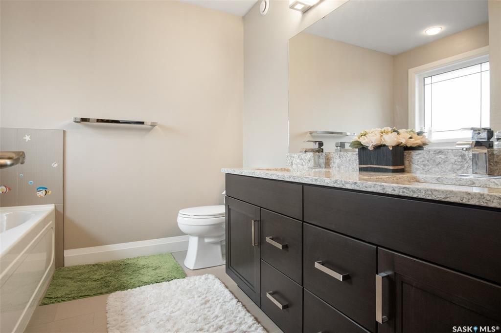 Evergreen 小区5房3卫错层独立屋出售，位于小区最优路段，安静宽敞私密，近小学，高中，公园，购物。高档装修，开放式设计，挑高尖顶，实木地板，飘窗，升级枫木厨房带不锈钢家电和角柜，全大理石台面及厨房背景砖，主卧带步入衣柜高档明卫干湿分离双洗手台洗手间，半地下室大窗户明亮如地 - 18