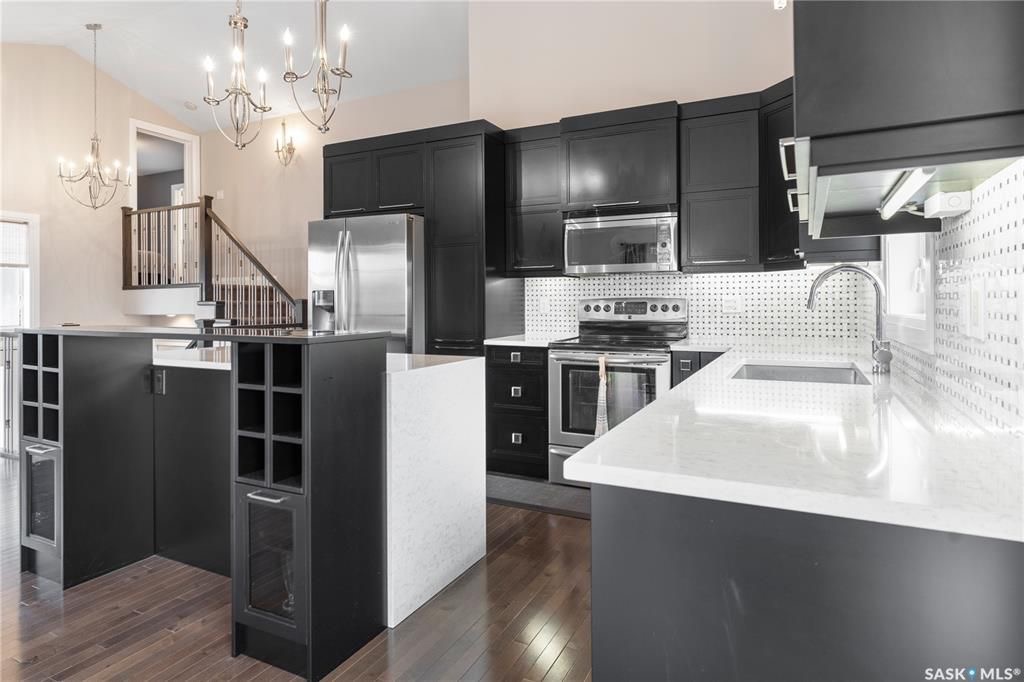 Willowgrove小区Royalty建商2010年建1284尺错层4室3卫独立屋出售。步行近公园，学校，购物。高档装修配置：挑高层高，实木地板，厨房大理石台面升级橱柜搭配背景墙砖，不锈钢家电。超大主卧带步入式衣柜，豪华洗手间全墙贴砖，带按摩浴缸。半地下室大窗户专业装修有1房1 - 11