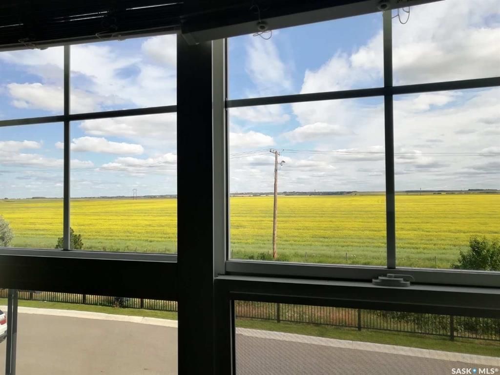 Willowgrove小区2012年建3房3卫1340尺安静边户联排别墅出售。地理位置安静私密，面朝农田美景，主卧窗户可赏北极光。房屋年代新，整体保养好。交通便利，可步行至两所小学和公园，近百年高中，近购物中心。一楼多窗户自然光充足，客厅宽敞明亮。新换地板，理石台面，纽约现代风橱 - 22