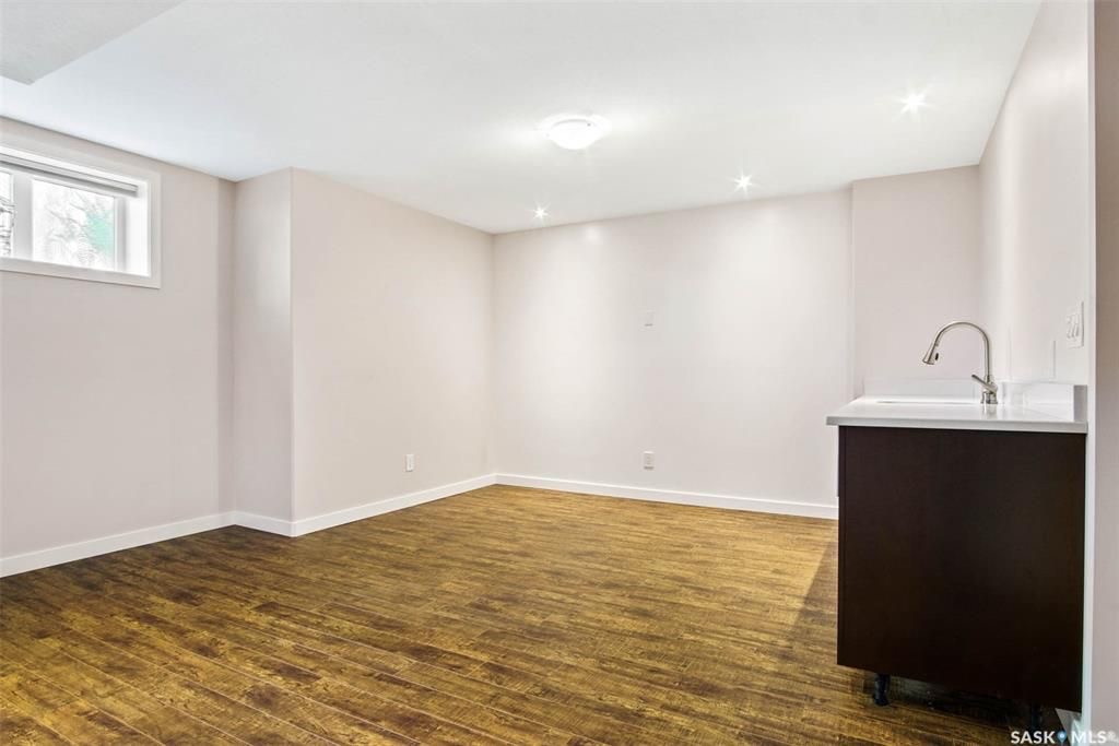 Holliston小区核心区域2012年建1625尺5房4卫半独立屋出售，步行可至学校,公园,8街购物。绝佳拐角边户，带双车库外加双车位，多窗户采光好。一楼9尺层高，双厅带实木地板，厨房大理石台面，枫木橱柜，不锈钢家电。二楼三个大卧室，主卧带独立洗手间全大理石洗手台面。地下室有独 - 20