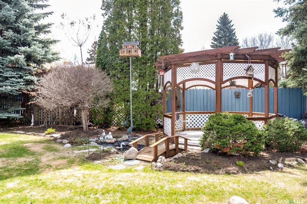 2042尺大面积独立屋位于Eastview小区最优路段之一，近小学和market mall购物。5房3卫，房屋保养状况极好多窗好采光，房屋大件近期都已更新升级室外私密成熟大院子外加单车库多车道。有意请联系地产经纪盖王睿Gary Gai 3063413677 微信gary3677 - 8