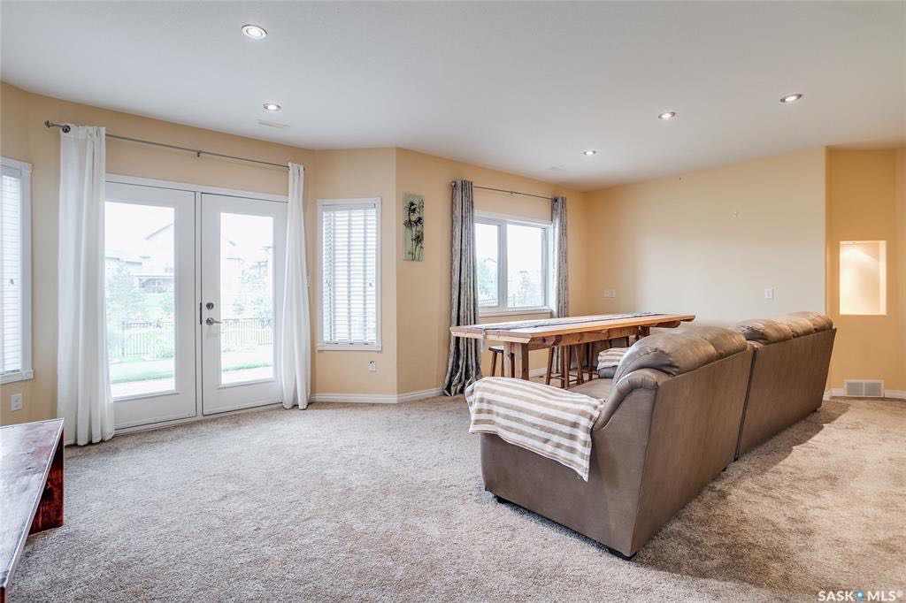 Willowgrove小区背靠公园地下室步出式独立屋1600尺（不含地下面积），前后安静，全景大窗，全天好采光。层高挑高。5房4卫外加1书房，大地块。大露台私密院子保养佳。挂牌价格：$609000。详情请联系地产经纪Gary Gai 盖王睿 3063413677 - 9