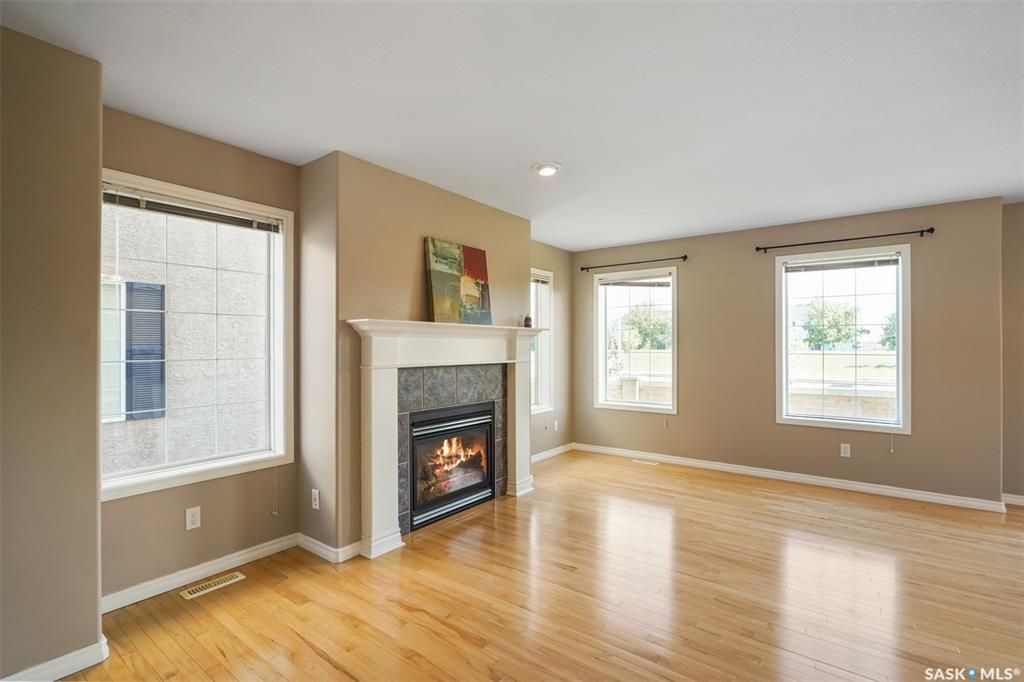 Briarwood小区私密联排出售3房3卫，安静边户多窗户采光好，安静私密绿地，背面没有邻居。二楼三个大尺寸房间，地下室装修有1超大多功能厅外加洗手间，保养如新，实木地板，升级橱柜，天然气壁炉，天窗，中央冷气等。挂牌价格 $285000。详情联系地产经纪Gary Gai 盖王睿  - 6