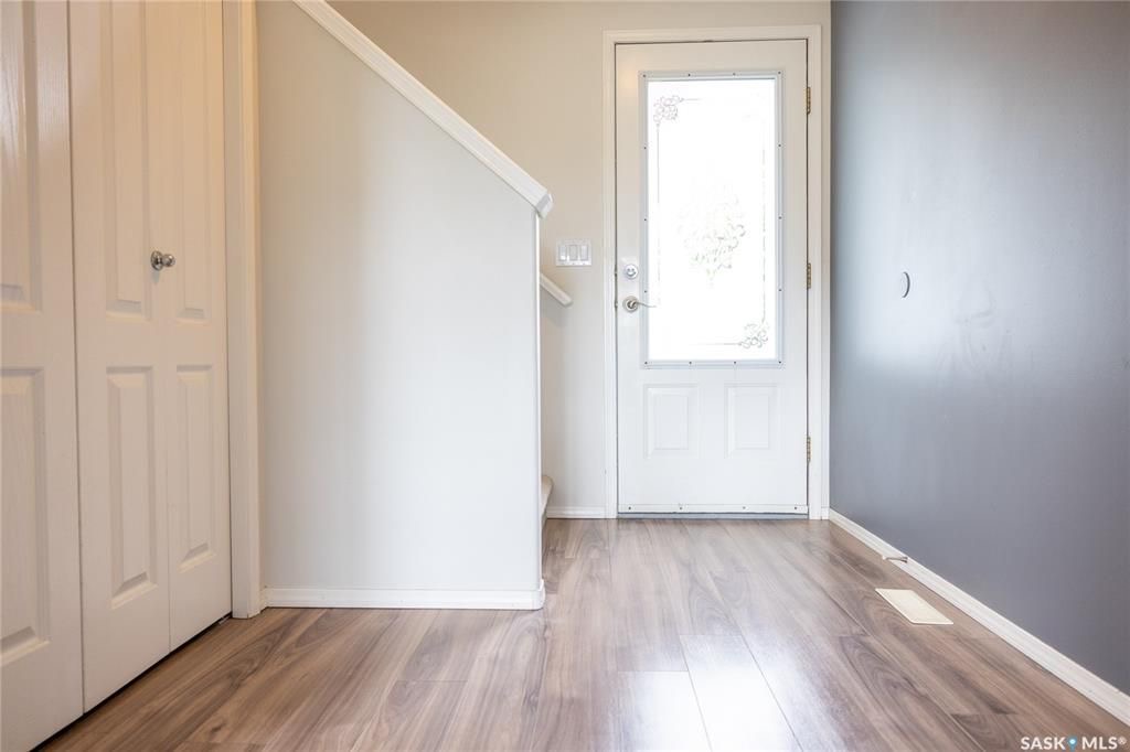 Arbor Creek小区 1364尺双车库联排边户出售。背靠绿地公园。位置安静便利。附近有小学，高中。多窗户大客厅，二楼2个大卧室外加一个大多功能厅。地下室装修有1活动厅带窗户外加完整洗手间。新换瓦片，刷漆，车库门 ，地板，部分家电。挂牌价格 $329900。详情联系Royal - 11