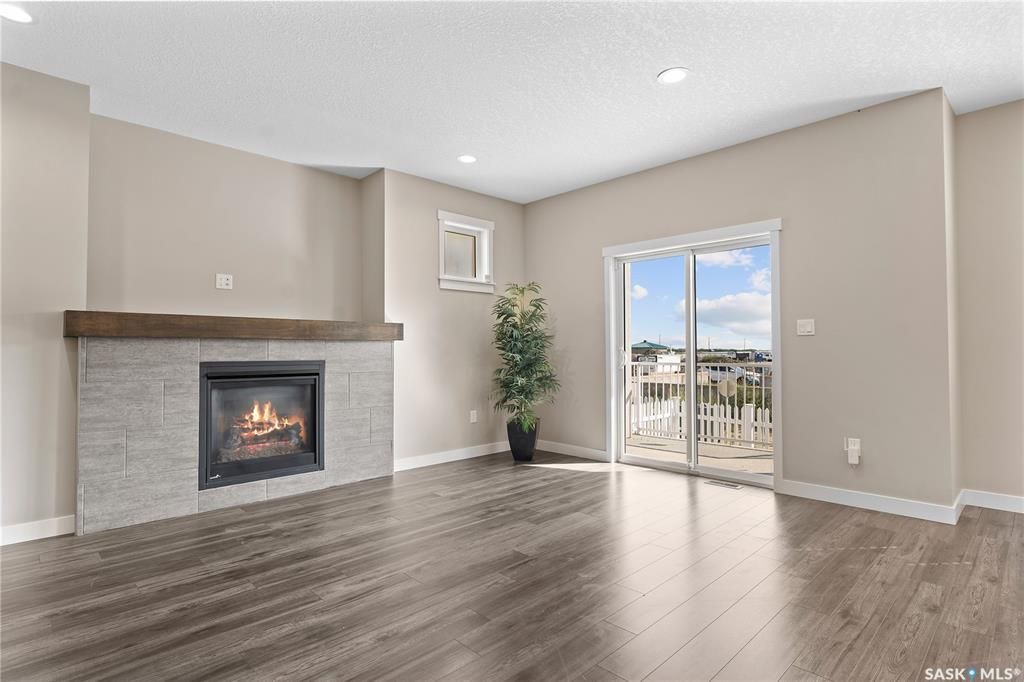 Warman临近高尔夫球场，2017年建1776尺3室3卫联排别墅出售。9ft挑高天花板，房屋保养好。一楼开放式设计，有一个壁炉，厨房带枫木带阻尼橱柜，石英石台面。二楼三间大面积房间，三个浴室和洗衣房。超大主卧带卫生间，装有多功能洗浴设备，双洗手台和步入式衣柜。地下室未装修，带大 - 14