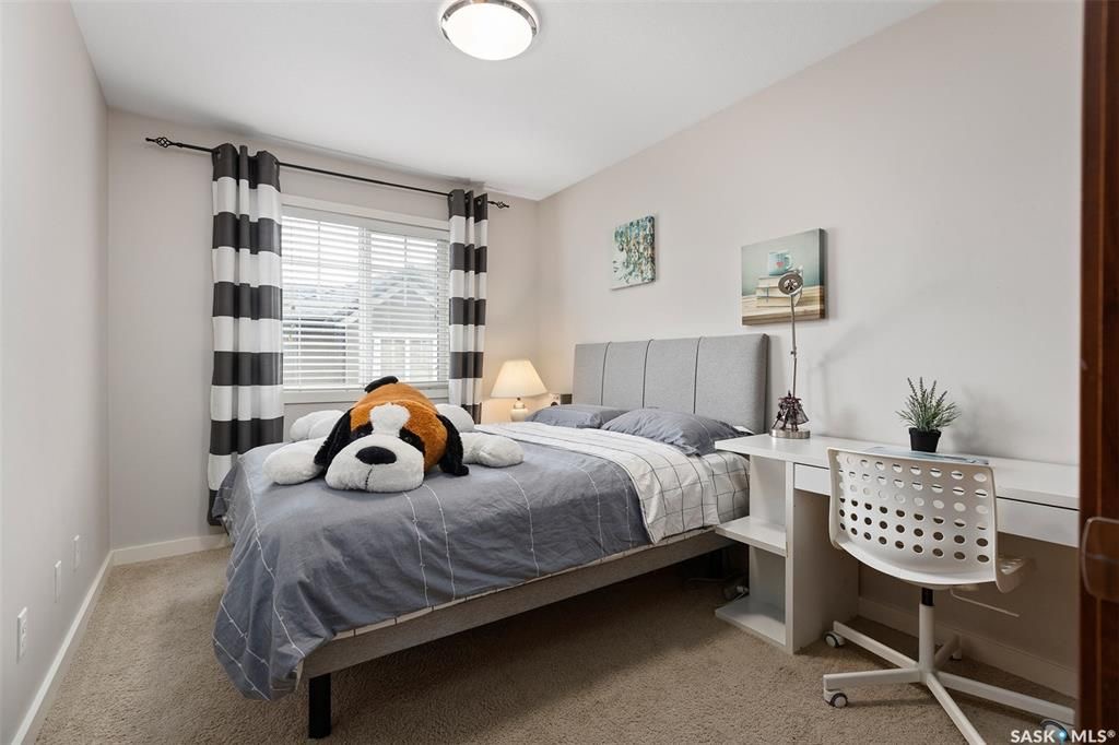 Willowgrove小区2014年建3房3卫联排别墅出售。本地人业主，地理位置安静私密，房屋年代新，整体保养好。交通便利，可步行至两所小学和公园，近百年高中，近购物中心。一楼多窗户朝南自然光充足，客厅宽敞明亮。实木地板，理石台面，纽约现代风橱柜，不锈钢家电。二楼3大卧室，主卧超 - 17