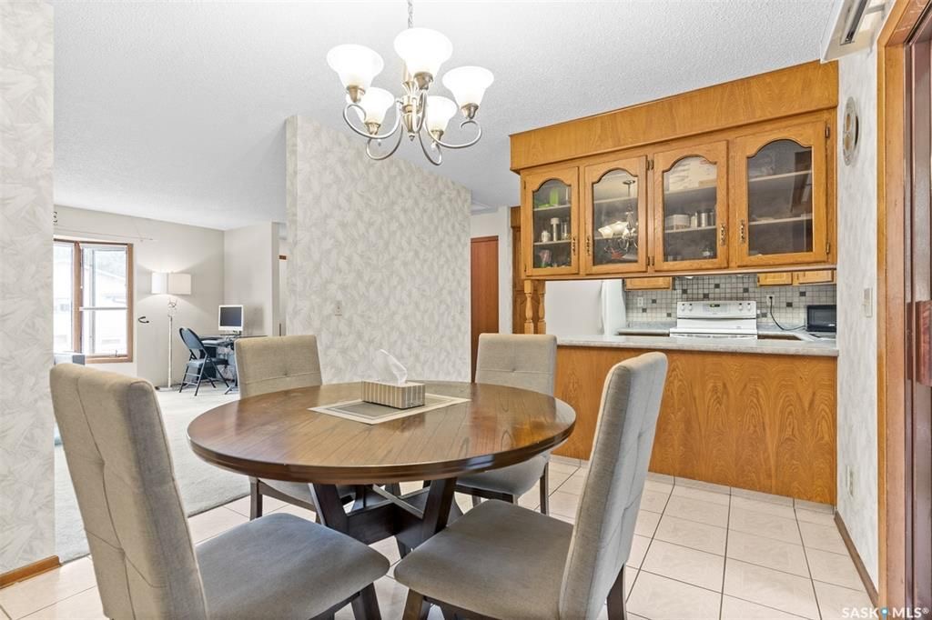 Lakeview小区步行至两所小学公园核心安静地段独立屋出售。4错层好采光，橡木橱柜，主卧带独立洗手间，第三层有超大家庭厅带经典吧台和独立出入门，洗手间有按摩浴缸。第四层装修有一个活动厅可作为第四个房间使用。大占地大院子，露台带顶棚。另有地下喷淋和全新换瓦片，部分更新新pvc窗户 - 12