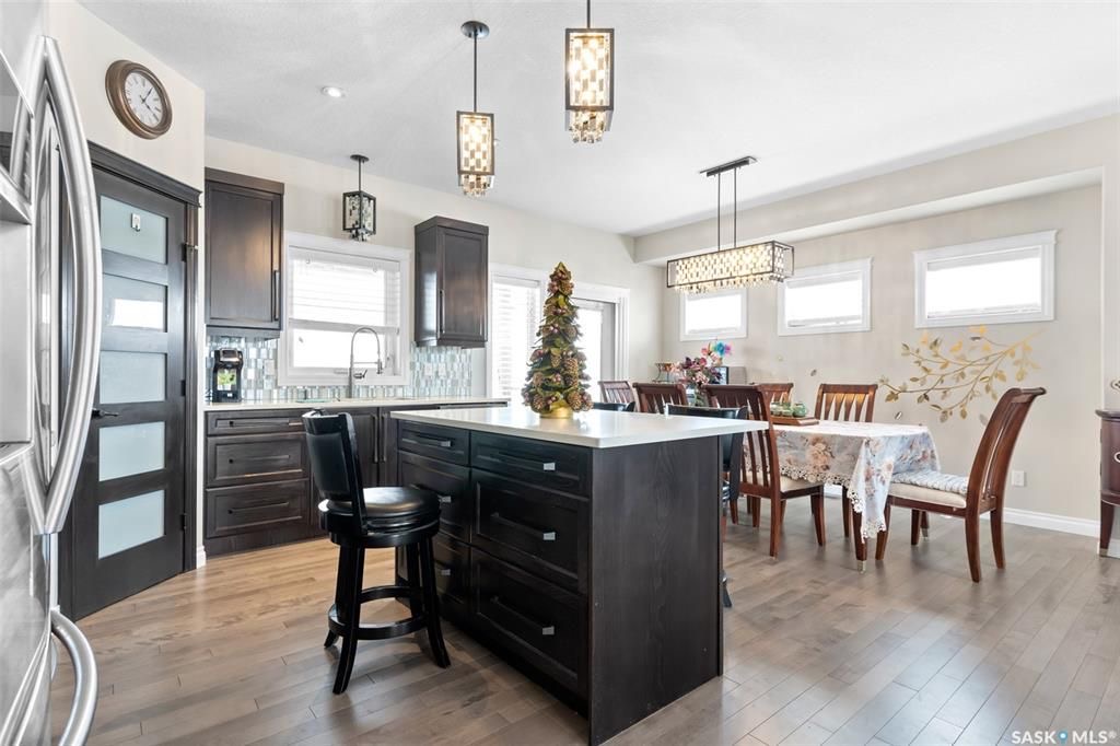 Evergreen小区近1500尺Jaylin Homes建商错层独立屋出售，5房3卫2书房，半地下室带合法出租2房1厅1厨1卫分电表，独立出入独立洗衣烘干，另有1房1厅1书房空间用于主层住户使用，高档装修，连房加大尺寸双车库，超大扇形地块，免维护带棚露台，三层窗户。主层9尺高天 - 11