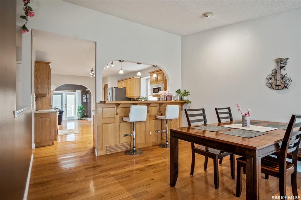 ERINDALE小区3室2卫1书房独立屋出售，1420尺。可以步行至两所小学以及两所高中。附近有商业区，购物方便。房屋保养好。一楼实木地板，开放式厨房，餐厅和一个带壁炉的家庭房。两间全尺寸卧室外加书房（可做卧室），地下室已装修，一个大家庭厅，一间卧室和一个洗手间。后院精心设计，大 - 4