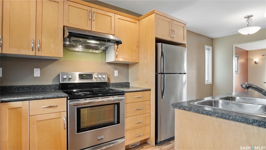 Stonebridge小区2007年建3房3卫2厅，地下室完整装修，双层独立屋出售。位置处于小区核心极为便利，步行距离有两所小学，近超市，及公园。高档装修：枫木橱柜，不锈钢设备，较新的抽烟机。一楼开放设计，好采光，独立洗衣房，2020新换洗衣机。二楼三个大卧室，主卧独立洗手间，地 - 6