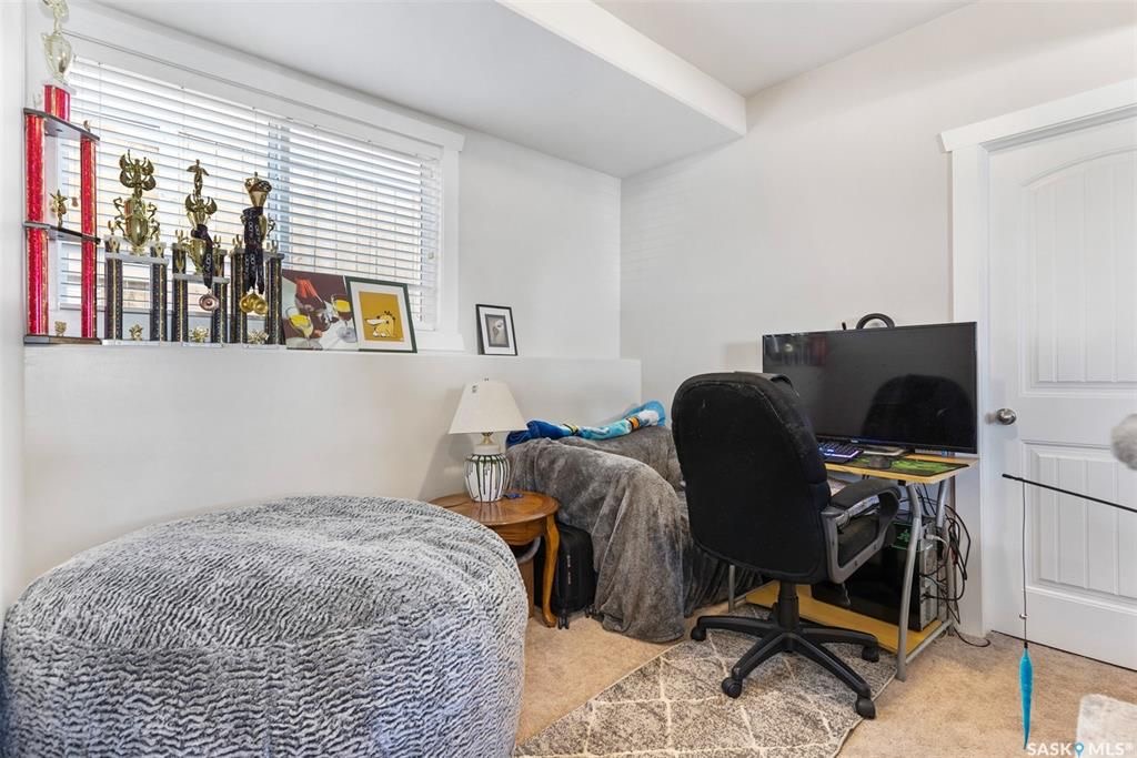 Evergreen小区1215尺错层独立屋出售, 本地西人业主，4房3卫，半地下室带合法出租1厅 1房间1卫分电表，独立出入独立洗衣烘干，另有1大活动空间用于主层住户使用，双车库外加1室外停车位，拐角地块多停车位，带露台，采光好，步行百米至两所小学及公园。 - 21