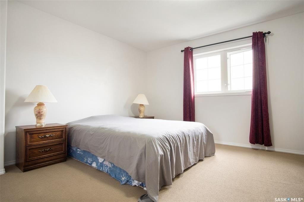 Willowgrove小学边3房4卫联排出售。步行至百年高中，公园超市购物，封闭小区1330尺，2007年建，保养如新。一楼大厅实木地板，枫木橱柜大厨房，2 楼两个大卧室各自带独立洗手间，地下室装修一房一厅一卫。另有一车库一车位。挂牌价格 $329900。详情联系Royal Le - 17