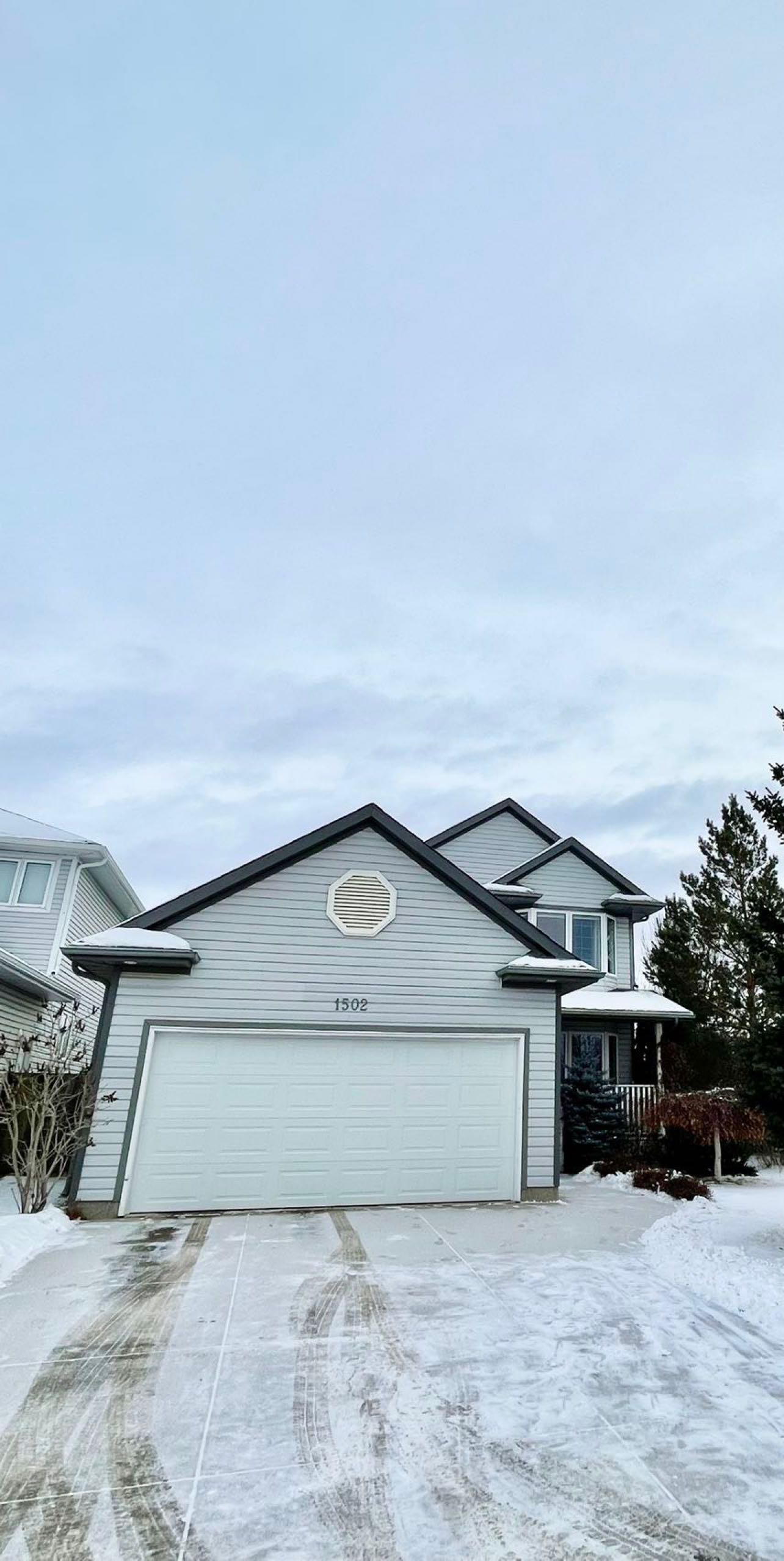 Arbor Creek背靠公园4房4卫两层独立屋出售。近学校购物。实木地板，大客厅餐厅，私密大院子。客厅采光好带飘窗壁炉，主卧带独立洗手间和步入式衣柜，地下室专业装修有一大家庭厅一卧房一洗手间。加热双车库。新换瓦片。挂牌价格：$469000。详情请联系地产经纪Gary Gai 盖 - 4