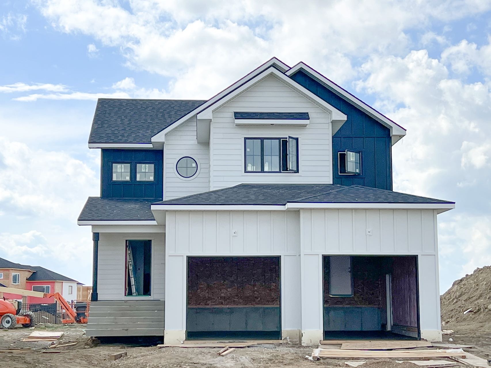 Aspen Ridge小区2022年建全新2139尺3室3卫双层独立屋出售。近7200尺占地。全屋高品质高配顶级装修Modern Farm Style。背靠公园绿地，风景优美。三层楼全部挑高9尺，一楼朝阳明亮大窗户，高级免维护复合地板，开放式厨房，石英石台面，高档定制橱柜缓冲阻尼 - 4