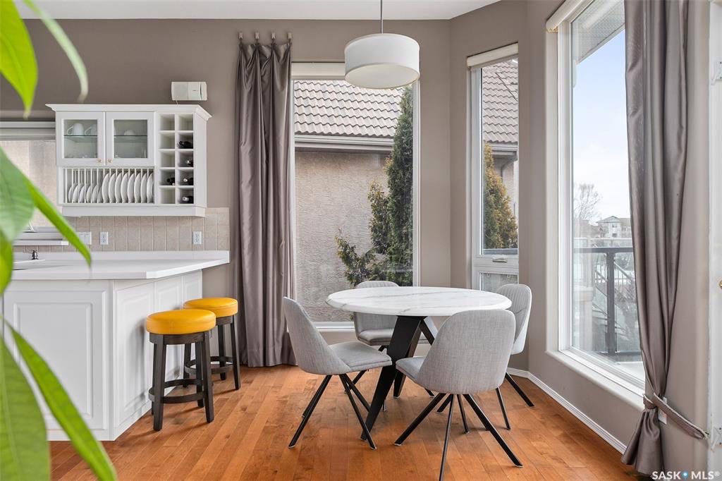 背靠小溪公园地下室步出式独立屋1522尺，位处Erindale小区最优质路段之一，前后安静，全景大窗，好采光。层高挑高。前房主为萨省当地知名西人画家，5房3卫，过8000尺大地块，窗，瓦，锅炉，热水器，地板全更新。家具可以议。有意请联系地产经纪Gary Gai - 5