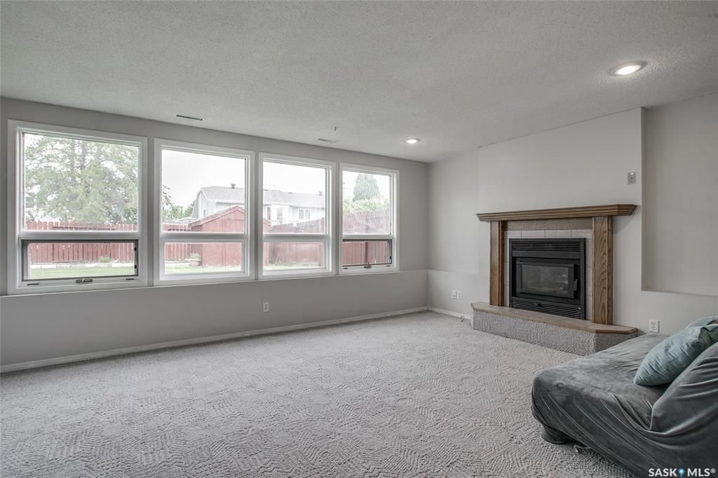 Erindale小区4房独立屋出售，位置便利步行近小学，高中，购物。带连房子双车库，半开放设计大窗户通透采光好。近年升级有热水器，洗衣烘干机，部分地板，屋顶瓦片，锅炉，洗手间等。全新刷漆。大院子保养好。挂牌价格 $389000。详情联系地产经纪Gary Gai 盖王睿 - 7