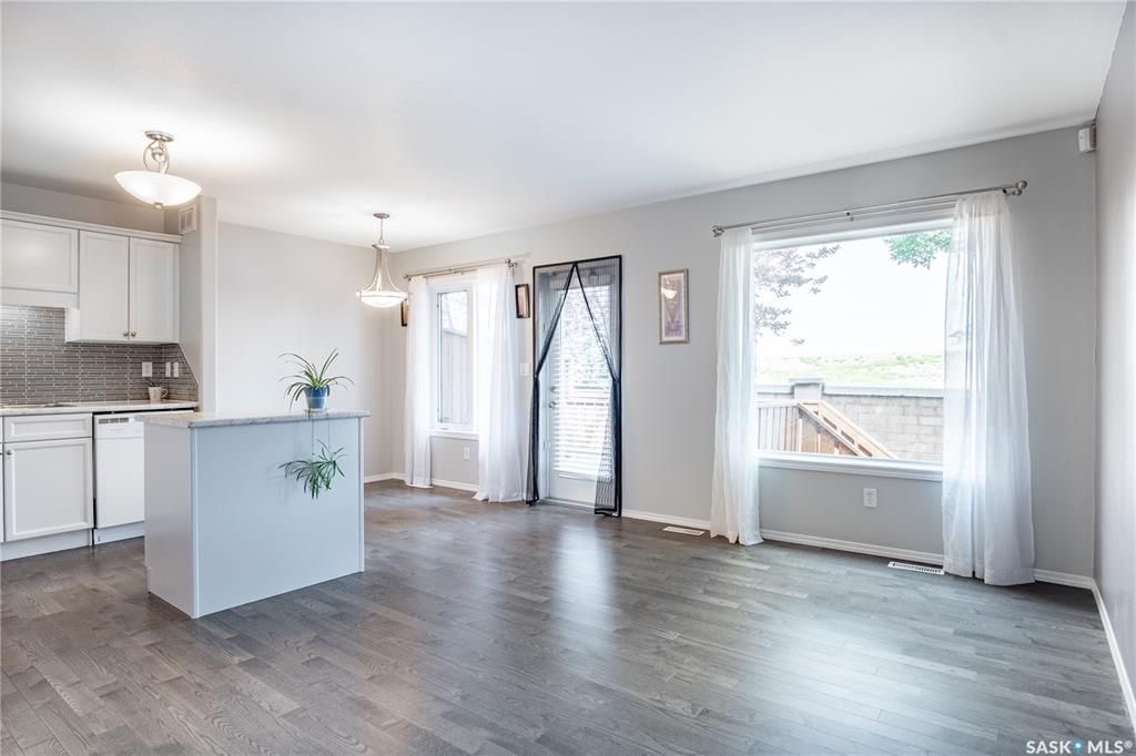 Briarwood小区低密度私密联排出售3房2卫，边户多窗户采光好，安静私密露台绿地，背面没有邻居。二楼三个大尺寸房间，地下室（带窗户）1超大多功能厅，保养如新更新有实木地板等。挂牌价格 $294900。详情联系地产经纪Gary Gai 盖王睿 3063413677 微信：ga - 5