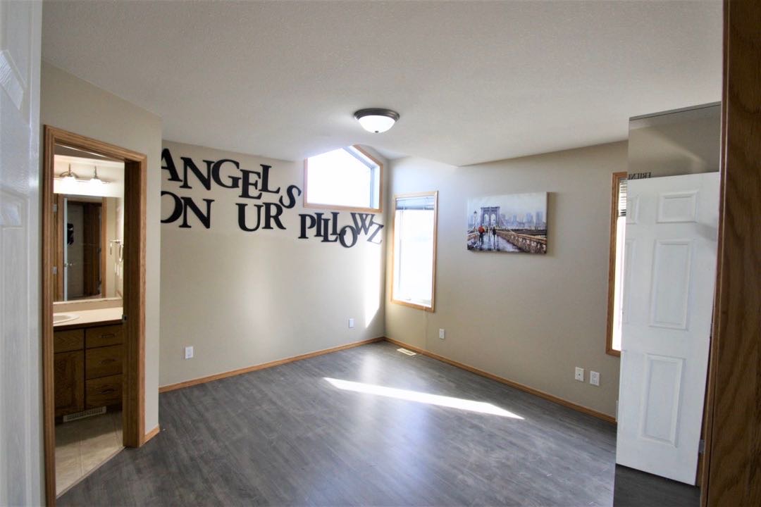 Silverspring 小区2002年1350尺错层独立屋整体出租，4房3卫（其中3房地面上，1房半地下）连房子双车库，不带家具，一年以上租约，$1750/月+水电气自付。 - 4