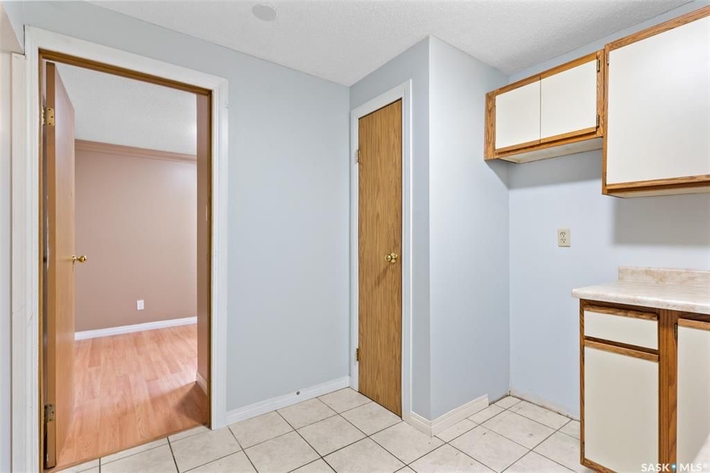 Sutherland小区4 房3卫联排出售。本地人业主，位置便利，近大学。连房子单车库外加一个室外车位。大窗户明亮，新不锈钢家电，新合成板地板和部分地毯，地下室完整装修有一房一厅一简易厨房水吧，另外带一独立露台。房屋近期更新，维护好。挂牌价格：$235000。 有意请联系地产经纪 - 19