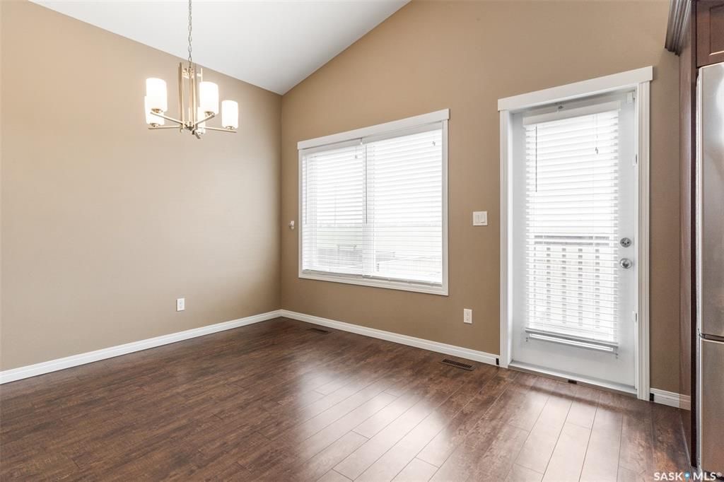 Stonebridge小区近1410尺错层独立屋出售，5房3卫，半地下室带合法出租2房1厅1厨1卫分电表，独立出入独立洗衣烘干，独立热水器。高档装修，连房加大尺寸双车库，双层露台。后院私密性好没有邻居相连。主层挑高顶，木地板，枫木橱柜，大厨房带独立角柜，主卧带独立洗手间和步入衣柜 - 13