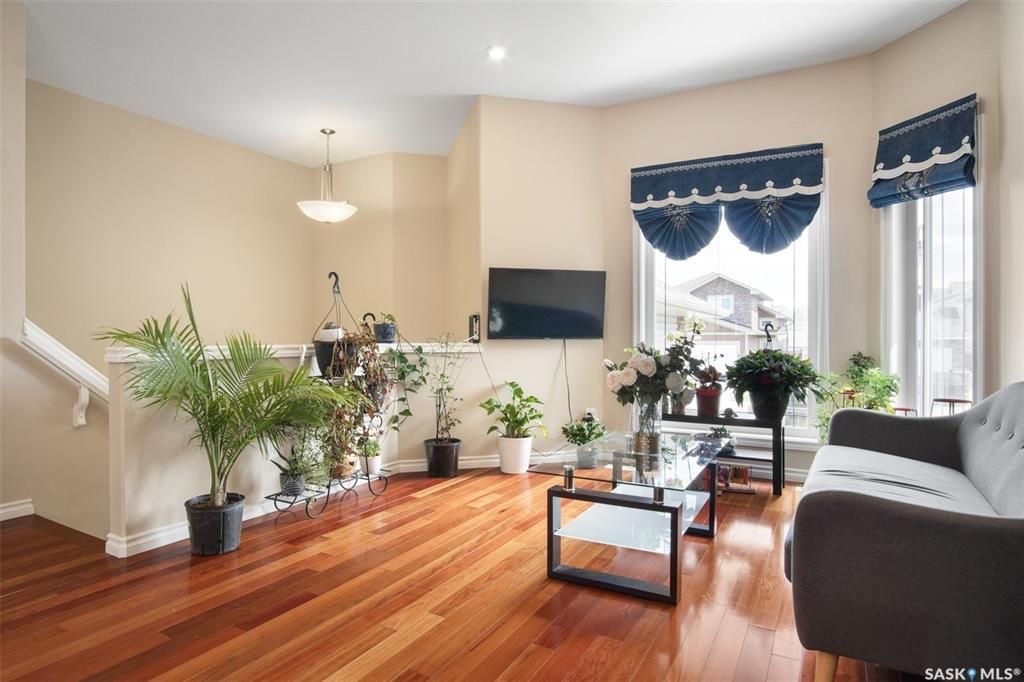 Stonebridge小区4房3卫错层独立屋出售。步行百米两所小学，购物，公园等一切设施。North Ridge建商，9尺层高，实木地板，升级封闭厨房（额外加多橱柜及台面，不锈钢家电）。多窗户采光好。主卧带独立洗手间和步入式衣柜。地下室9尺层高，超大窗户，明亮如地面，合成板地板， - 11