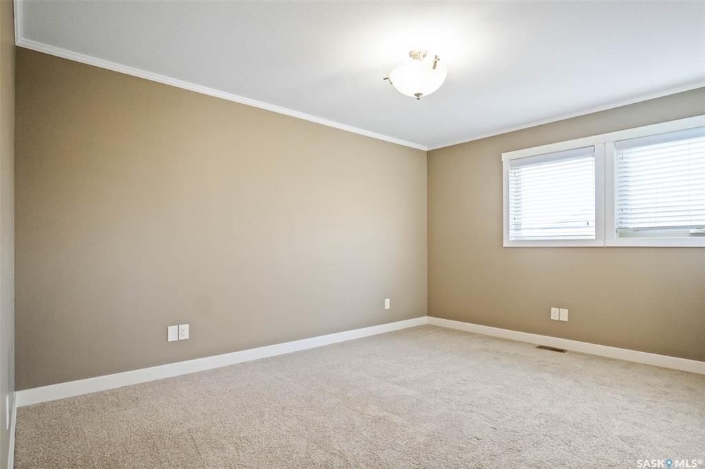 Willowgrove小区2013年建1360尺3房3卫联排别墅出售。房屋年代新，高档社区，整体保养得当。交通便利，可步行至两所学校和公园，近购物中心。一楼朝阳自然光充足，客厅宽敞明亮。一层9英尺挑高，高级复合板地板，全花岗岩台面，枫木橱柜，厨房设备齐全。二楼洗衣房，主卧带洗手间 - 8