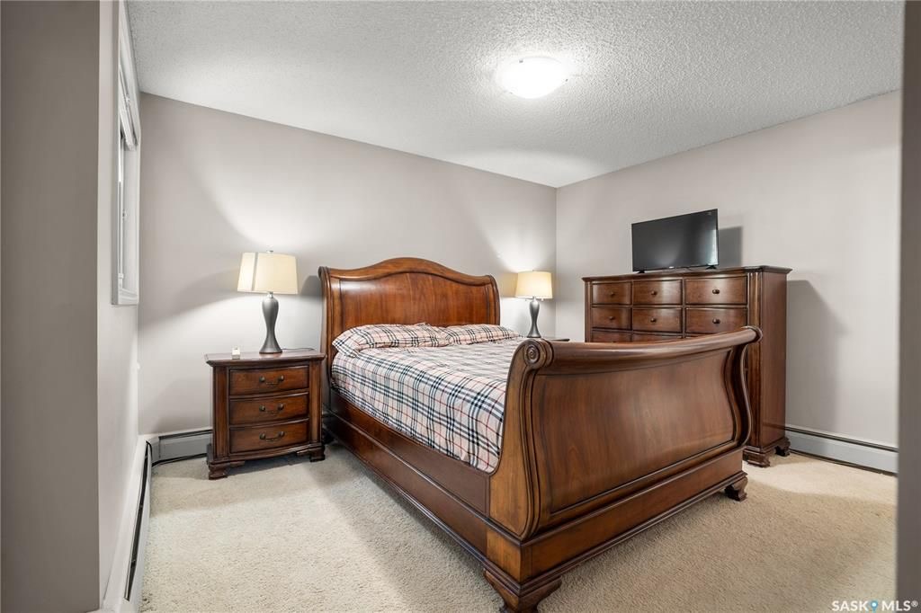 Wildwood小区核心路段3房2卫边户公寓出售，步行至8街购物，小学，公园，游泳馆，室内网球，图书馆。带大露台及储物间，双车位，枫木厨房大理石台面，明亮客厅带电子壁炉，主卧带独立洗手间。独立洗衣机烘干机（2022新换）。社区有健身房，壁球，桌球设施。可自住或投资。挂牌价格：$1 - 15