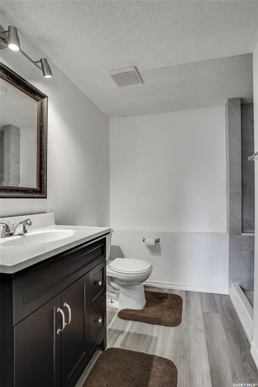 Erindale小区4房独立屋出售，位置便利步行近小学，高中，购物。带连房子双车库，半开放设计大窗户通透采光好。近年升级有热水器，洗衣烘干机，部分地板，屋顶瓦片，锅炉，洗手间等。全新刷漆。大院子保养好。挂牌价格 $389000。详情联系地产经纪Gary Gai 盖王睿 - 8