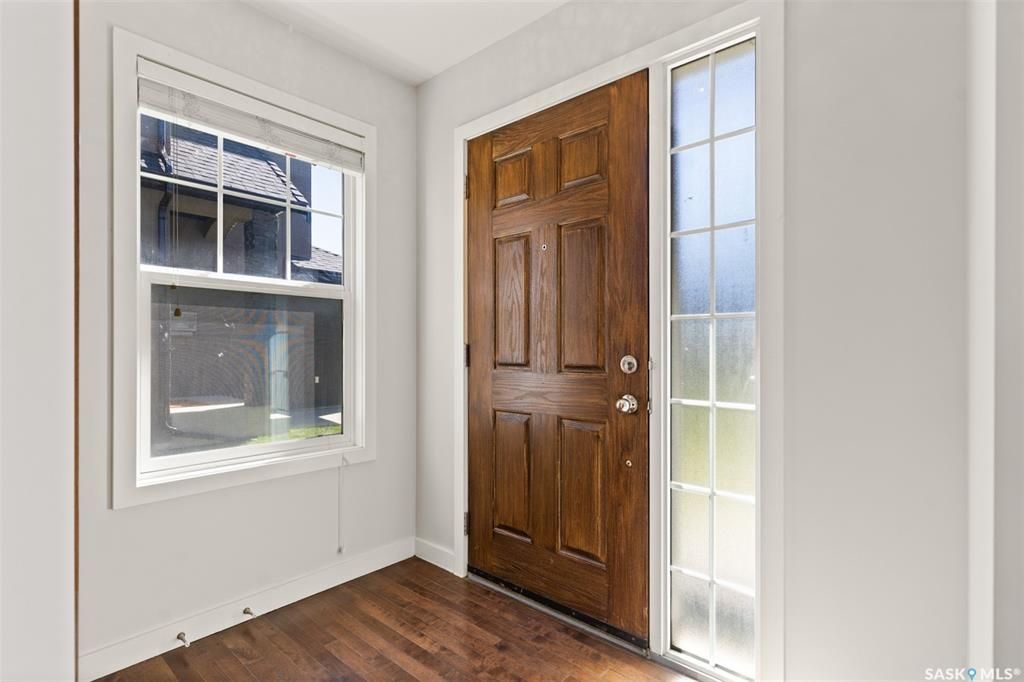 Willowgrove小区多窗大边户1340尺 3房3卫地下室装修安静联排出售。2013年建，步行至小学，购物，公园。背靠私密绿地，好采光，高档装修，新换地板，大理石台面，现代橱柜，不锈钢家电。全新刷漆。二楼3个大房间尺寸足，洗手间带天窗好采光。地下室完全装修有一个大家庭厅一个独 - 5