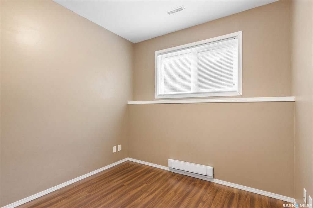 Stonebridge小区近1410尺错层独立屋出售，5房3卫，半地下室带合法出租2房1厅1厨1卫分电表，独立出入独立洗衣烘干，独立热水器。高档装修，连房加大尺寸双车库，双层露台。后院私密性好没有邻居相连。主层挑高顶，木地板，枫木橱柜，大厨房带独立角柜，主卧带独立洗手间和步入衣柜 - 28