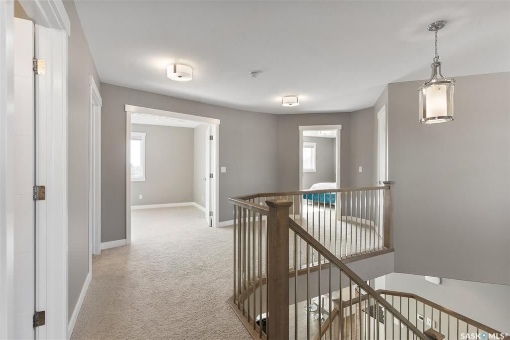 Evergreen2167尺独立屋出售，高档装修，大地块私密大院子（背后不靠邻居）。一楼带独立书房，9尺层高，实木地板，吸顶音响，厨房大理石台面，升级橱柜，高档不锈钢家电。客厅带壁炉造型墙。二楼3个大卧室带一个超大多功能厅，主卧洗手间干湿分离，地暖加热。双车库带保温。另有宽大前露 - 17