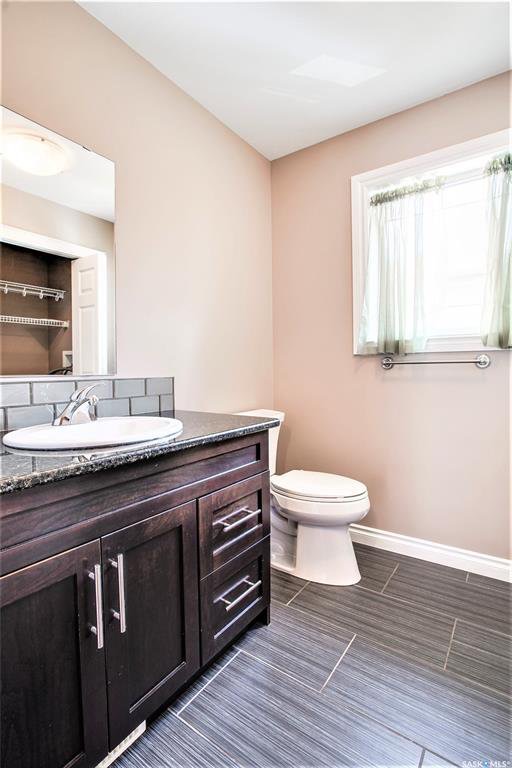 Stonebridge小区 1634 尺联排 4房4卫，安静边户，出售。大面积，挑高顶客厅，大窗户，厨房理石台面和不锈钢家电，主卧带独立洗手间。半地下室带大窗户。连房子单车库。步行可到小学，超市，公园。挂牌价格：$289000。详情请联系Royal LePage地产经纪Gary - 7