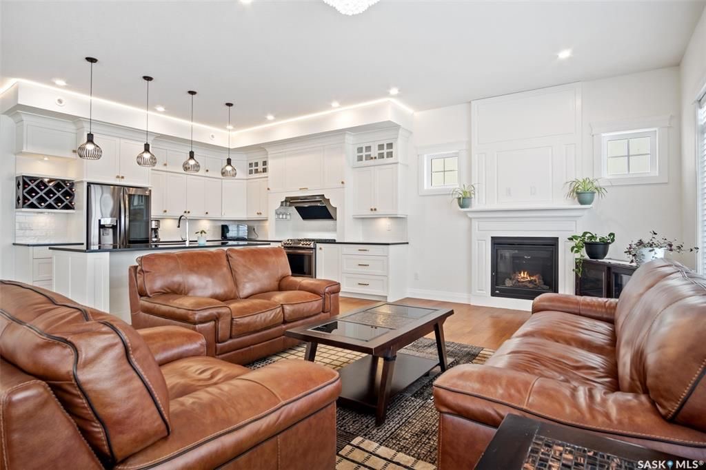 Aspen Ridge小区近3000尺地下室步出式独立屋出售！绝佳位置背靠自然保护野地，绝佳无遮挡小湖景视野。6房5卫3厅2书房，层高10尺，开放式设计，高档装修，天然气炉头，定制厨房橱柜，超大主卧，带私密阳台。地下室步出式2房2卫1大家庭厅。全屋工程木地板，分区温控系统，地下室 - 6