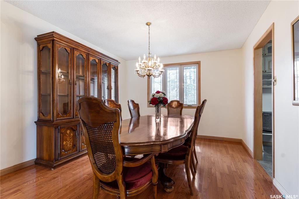 College Park小区近学校近八街安静好地段2274尺独立屋出售。4 房4卫3厅，错层结构。房屋宽敞明亮，实木/软木地板，更新升级厨房台面橱柜，朝南阳光房/正餐厅。二楼房间尺寸大全木地板；主卧带独立洗手间。地下室有超大活动空间，水吧台，洗手间，另有独立工作室。所有大件设备均 - 9