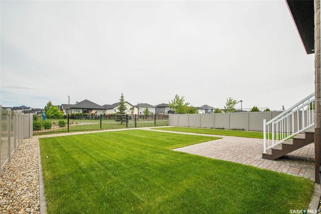 稀缺Rosewood小区背靠绿地，近湖私密，步行至小学，近2400尺4房5卫独立屋出售。前样板间，过8000尺大地块，里外顶级装修配置，挑高18尺高跃层吊顶客厅，开放式设计，顶配装修大尺寸厨房，卫浴，多面大窗户采光极佳，每个卧室均有独立洗手间配置。地下室装修有大活动厅 - 9