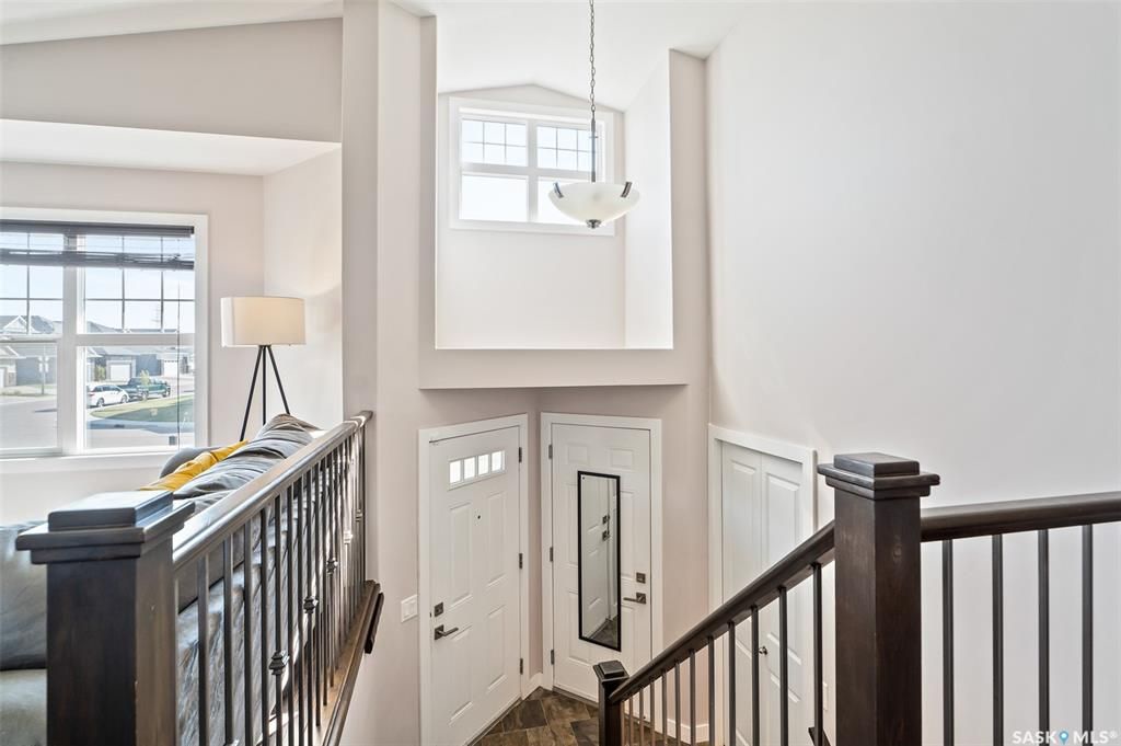 位于Stonebridge 小区紧靠公园绿地，近小学，购物设施，2015年建1249尺Bi Level错层独立屋5房3卫含2室一厅合法出租地下室，出售。 保养如新，大窗户采光好，高档装修，地下室有额外活动空间用于房主使用，外加地下室两房合法出租套间（独立出入，独立电表，独立厨房洗 - 6