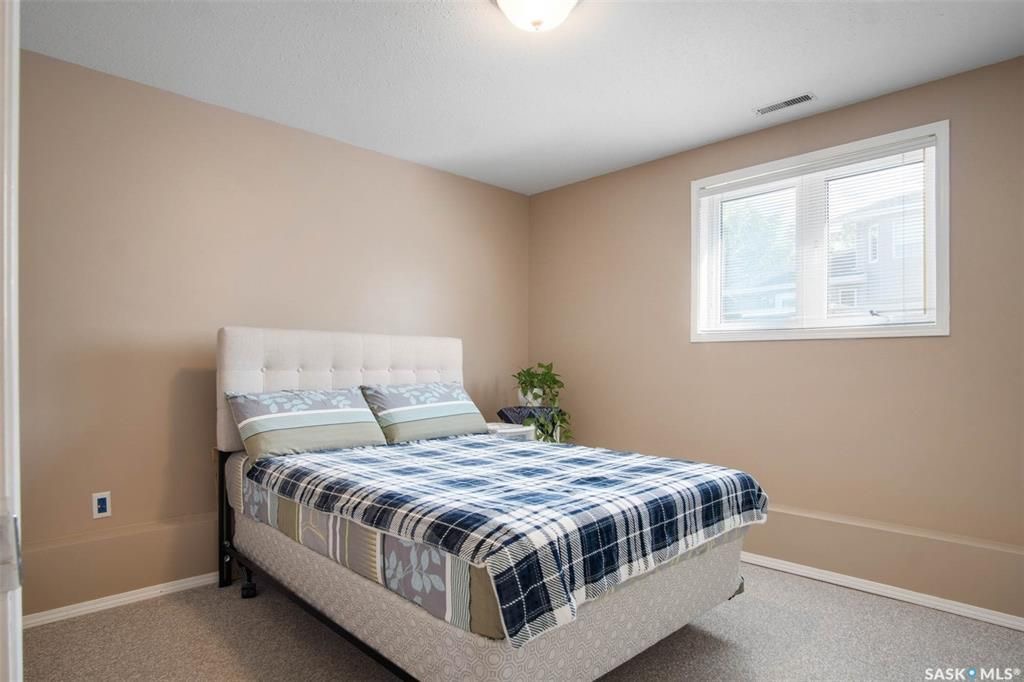 Erindale小区核心地段4房3卫1845尺独立屋出售。步行百米至两所小学Dr. John G. Egnatoff & Father Robinson), 两所高中 St Joseph & Centennial Collegiate, 购物及公园。房屋保养极佳，好格局，采光通透 - 19