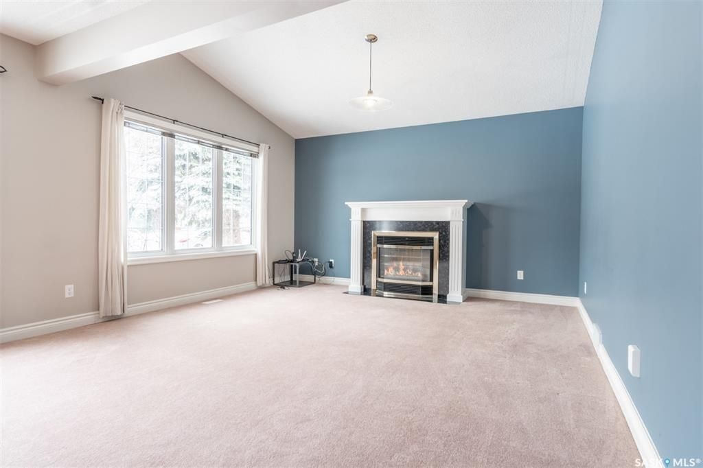 HOLLISTON小区3室2卫独立屋，1280尺，位于安静街区。可以步行至学校，附近有商业区，购物方便，公交线路齐全交通便利。房屋保养好。宽敞客厅带壁炉，开放式厨房，装修精美，白色高级橱柜台面，特色卤素灯，双水池，大量的储物空间。一楼两间全尺寸卧室，地下室已装修有一间卧室，一个卫 - 5