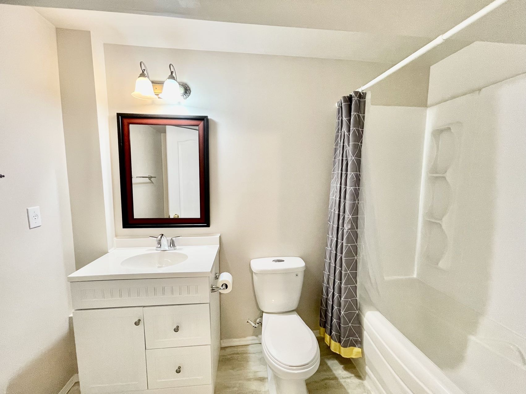 Willowgrove小区4房3卫两层独立屋出售1152尺，2007年建，本地业主，双车库带独立院子和大露台。合成板地板，枫木橱柜，带岛台和角柜，宽敞明亮客厅。2楼3房一洗手间，主卧带步入衣柜和水池梳妆台，地下室完整装修有一房一厅一卫。位置便利步行至小学，公园，超市购物。自住投资 - 16