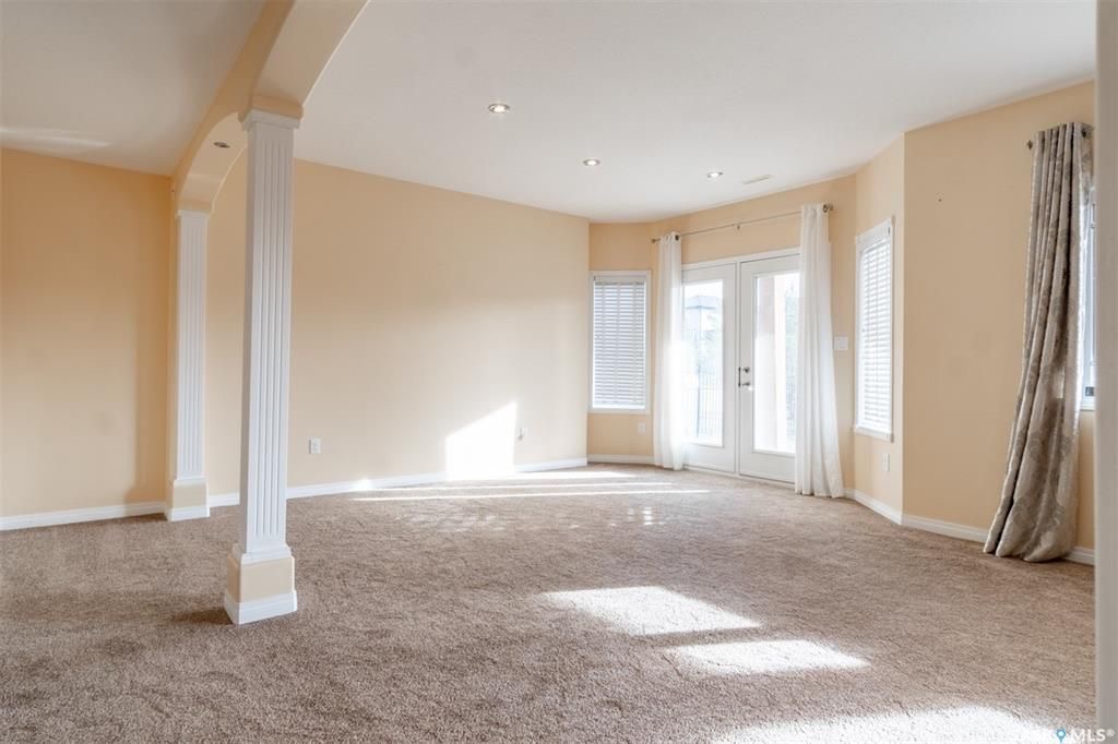 Willowgrove小区2009年建5室4卫地下室步出式独立屋，位于安静街区，背靠公园，景色优美，周边生活设施齐全，交通便利。一楼餐厅宽敞明亮，全景大窗，采光极佳。厨房带大中岛，大量的储物柜，全瓷砖地板，可直接通往室外玻璃露台。客厅带天然气壁炉，立体环绕音响系统， - 9