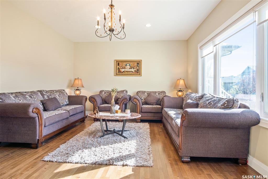 Willowgrove小区2011年建1927尺3室3卫双层独立屋出售。地理位置佳，步行可达学校，近公园，购物中心，交通便利。本地西人业主，高品质装修，全屋保养极佳。一楼挑高9英尺，瓷砖实木地板。开放式客厅和厨房，厨房大量橱柜，储藏空间大，带阻尼抽屉。花岗岩台面，陶瓷背板，和不锈 - 4