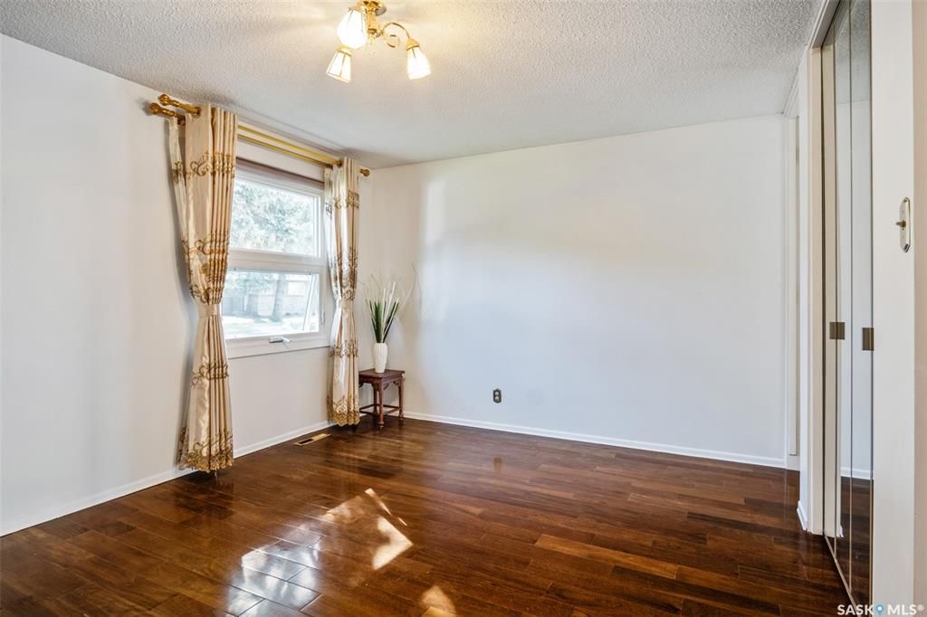 GREYSTONE HEIGHTS小区最佳位置大地块，步行至小学，公园，8街购物，近大学。1556尺3房3卫2书房独立屋出售，房子总占地7569尺。背靠小学公园，出行便利，生活设施齐全。一楼全实木地板，宽敞大客厅，厨房有充足的储物空间。大尺寸卧室，主卧带独立洗手间。地下室全部装修 - 9