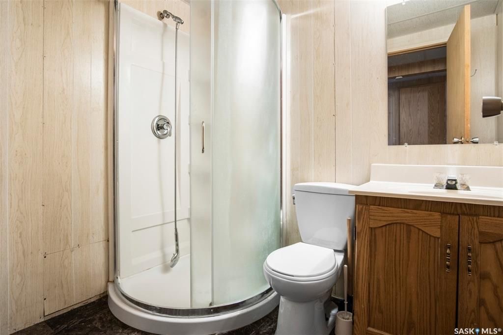 Wildwood小区错层结构3房2卫独立屋出售。位置优越，步行至Central Mall ，8街购物，学校，公园。全新刷漆，更新枫木厨房，更新窗户，屋顶瓦片，洗手间翻新。私密成熟大后院，连房子单车库外加双车道停车。房屋格局采光好。挂牌价格：$379000。详情请联系地产经纪Gar - 20