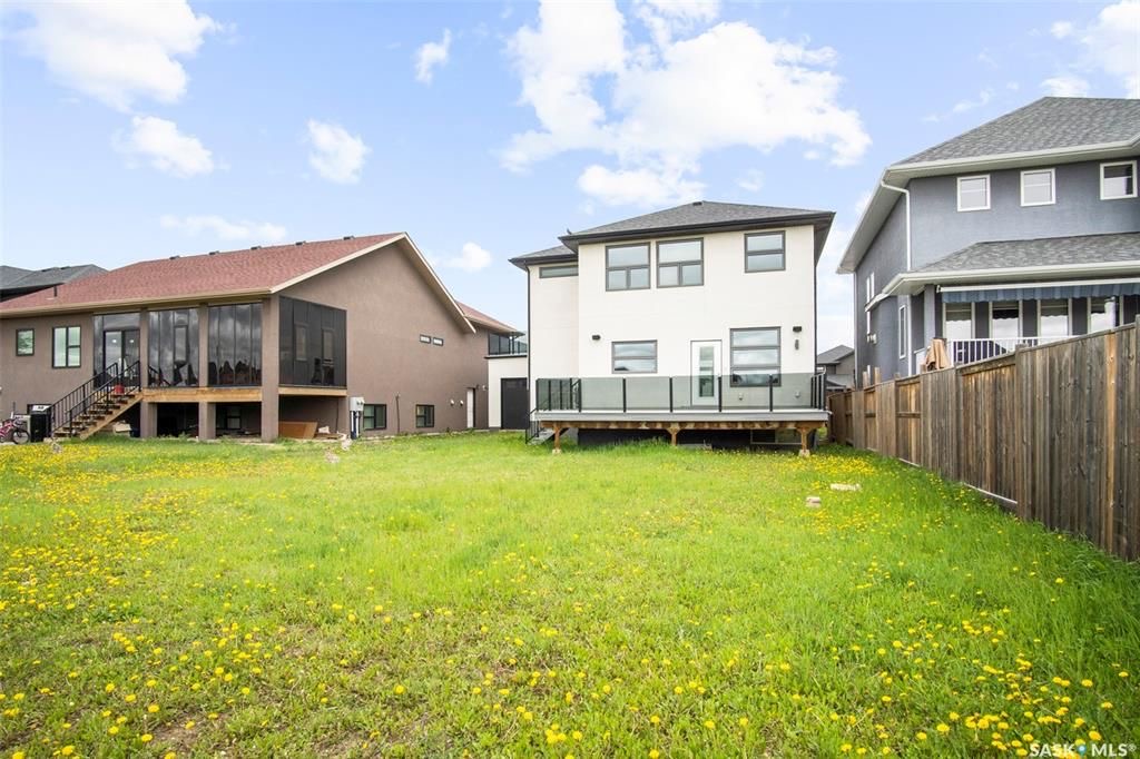 Rosewood小区2419尺现代风格2层独立屋出售。本地人业主，背靠公园绿地。3房3卫+1书房。顶级豪华装修：双向壁炉，软木地板，核桃木橱柜，大理石台面，全屋自动控制系统，主卧带5片豪华洗手间，二楼外加655尺超大阳台。位于小区最佳街区之一。挂牌价格：$829900。 有意请联 - 36