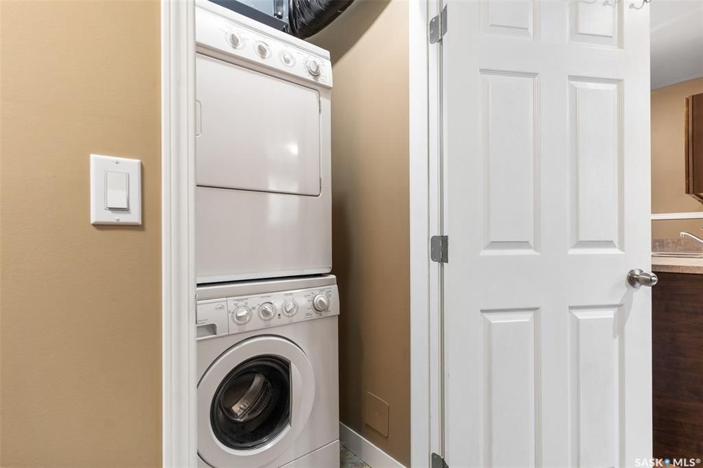 Stonebridge小区近1410尺错层独立屋出售，5房3卫，半地下室带合法出租2房1厅1厨1卫分电表，独立出入独立洗衣烘干，独立热水器。高档装修，连房加大尺寸双车库，双层露台。后院私密性好没有邻居相连。主层挑高顶，木地板，枫木橱柜，大厨房带独立角柜，主卧带独立洗手间和步入衣柜 - 26