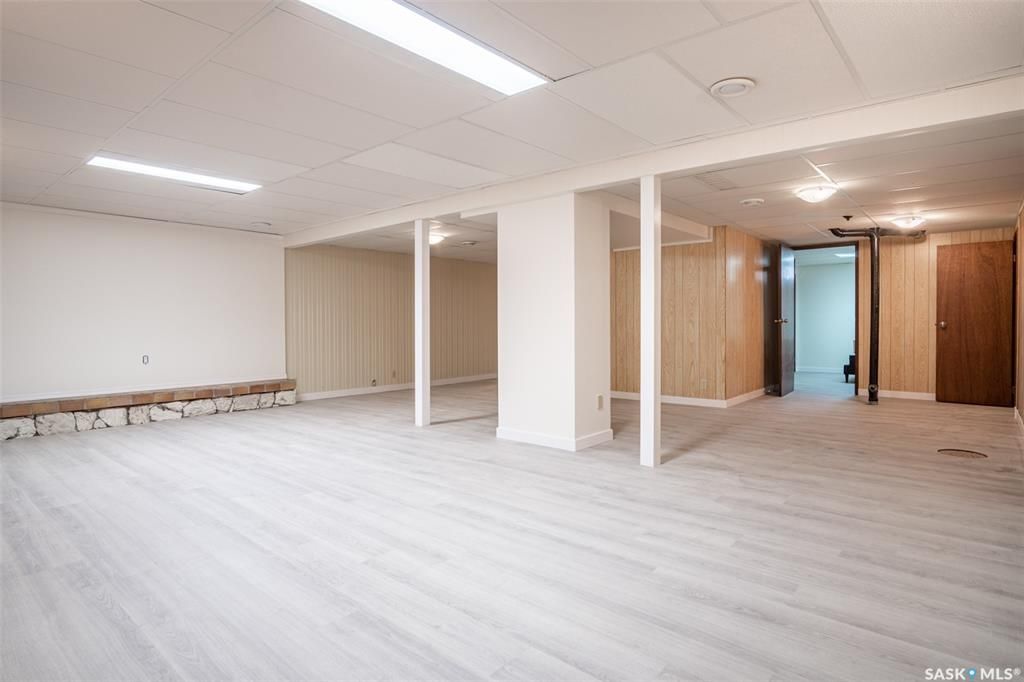 WILDWOOD小区1300尺4房3卫厅大平层独立屋出售，位置便利，近小学高中，周边配套设施齐全。 2013年新换瓦片，全新地板，近期更新了墙面，中央空调，浇水管道等其他设备。一楼功能性强好格局，地下室有装修好的娱乐休息区及卫生间。大面积后院和一个大露台，私密性强。 - 8