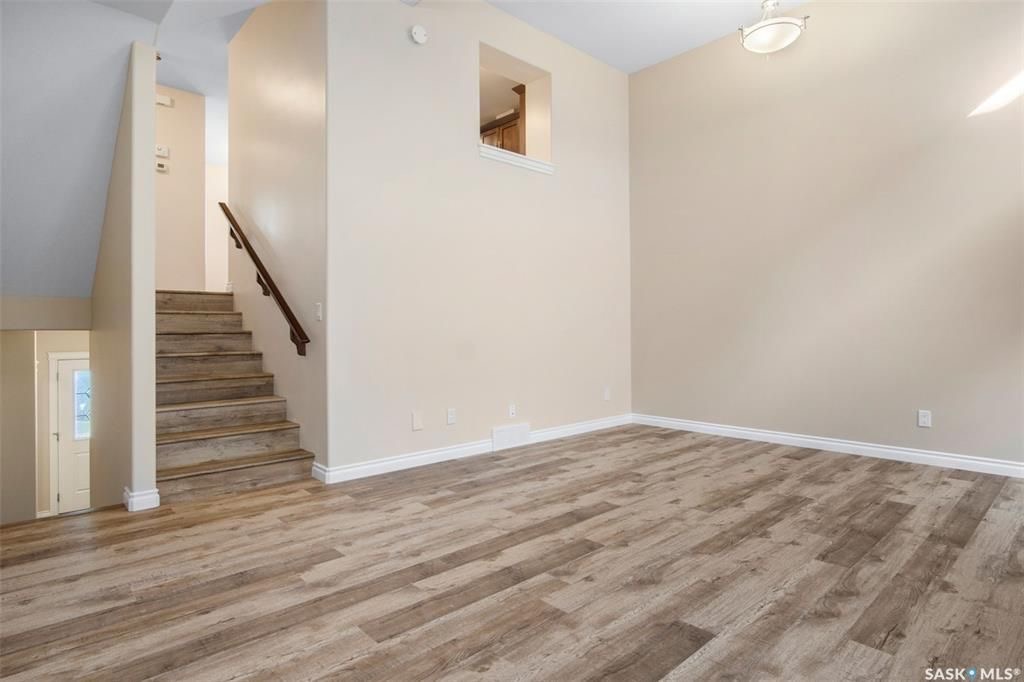 Stonebridge小区4房4卫翻新升级联排出售。近1500尺超大面积，步行至周围小学，公园，购物。大厅12尺挑高，全屋大部分全新换合成板地板，全屋全新刷漆，厨房枫木橱柜大理石台面，楼上3个大卧室，主卧带步入式衣柜和独立洗手间，半地下室完全装修好一房间/活动厅，大窗户外加洗手间 - 9