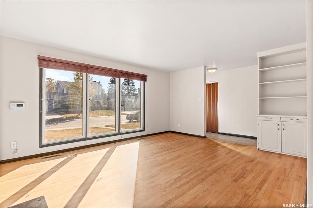 绝佳好位置Greystone Heights小区，步行至大学，8街购物等设施。大尺寸1310尺4房4卫平层独立屋出售。占地7326尺大地块，原橡木地板，客厅带天然气壁炉，好彩光，主卧带独立洗手间，地下室带独立出入口，完整装修有一个多功能厅带水吧台，独立书房，一个大窗户卧室，另有2 - 13